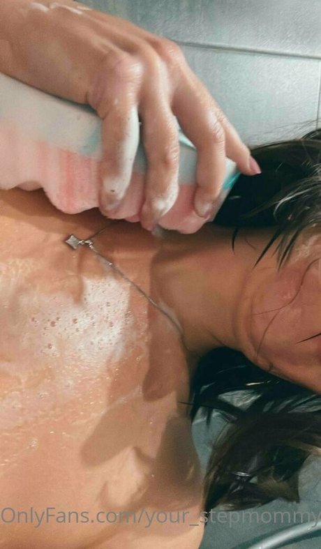 Photo nue de fuite OnlyFans de Yourstepmommy
