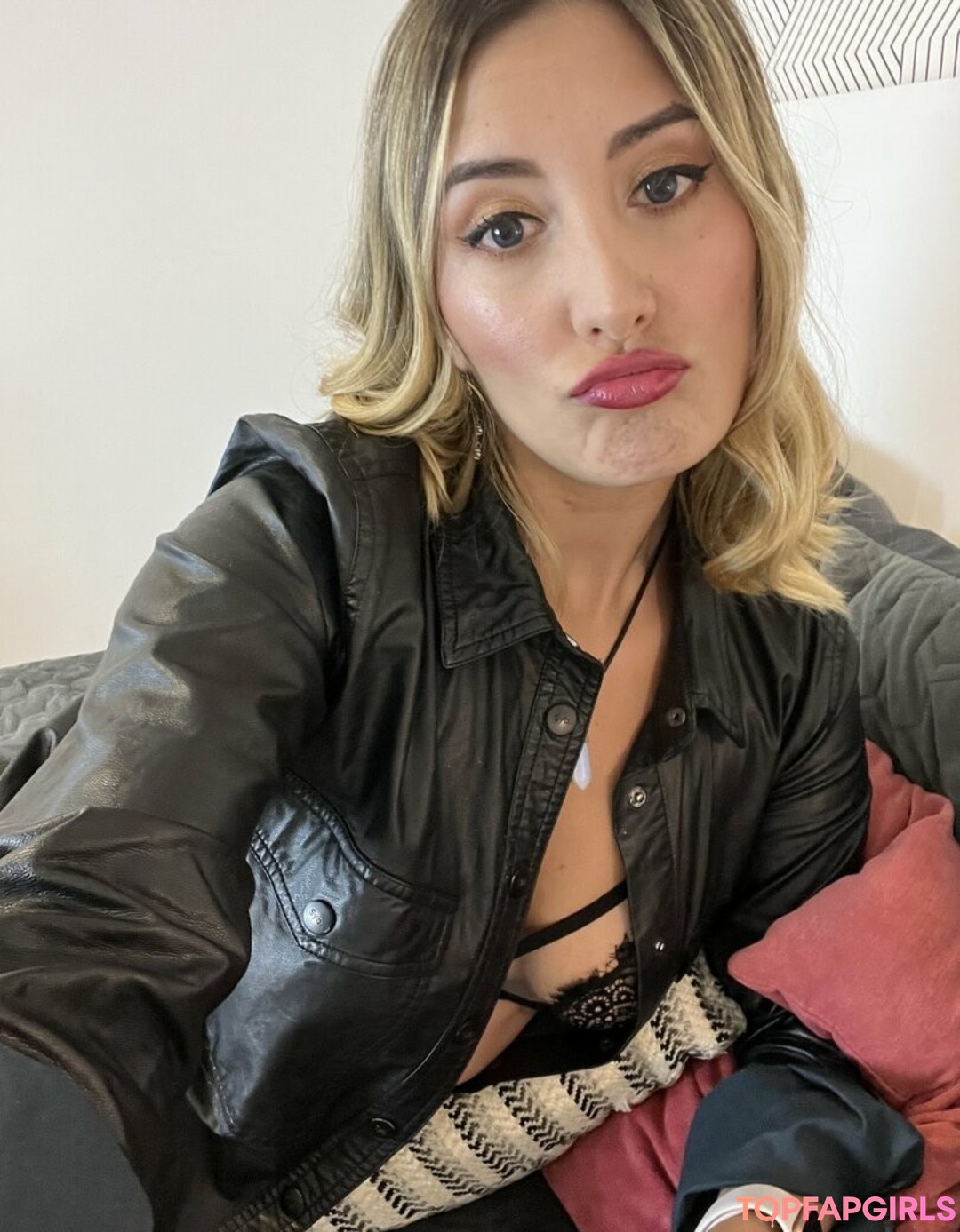 Photo nue de fuite OnlyFans de Oliviasmiithfree #15 Photo nue de fuite OnlyFans de Oliviasmiithfree #15