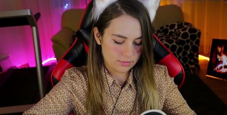 ASMR HoneyGirl