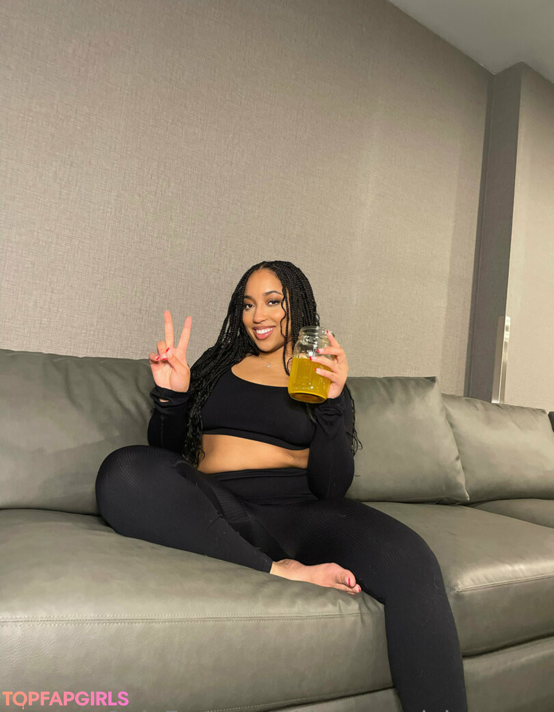 Photo nue de fuite OnlyFans de Theremedybyreyna #13 Photo nue de fuite OnlyFans de Theremedybyreyna #13