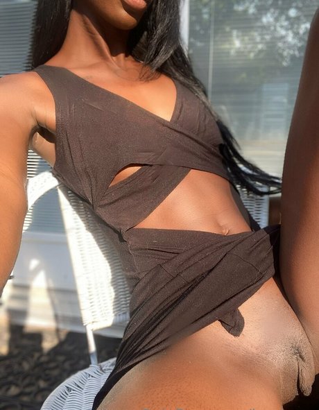 Photo nue de fuite OnlyFans de Lomlzara