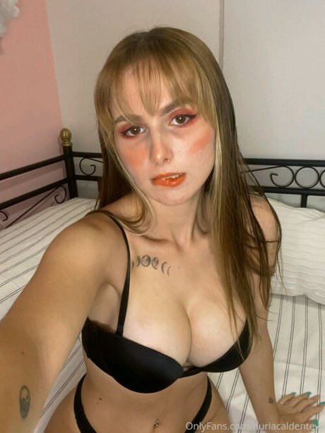 Photo nue de fuite OnlyFans de Nuriacaldenteyy