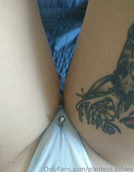 Photo nue de fuite OnlyFans de Giantessashley