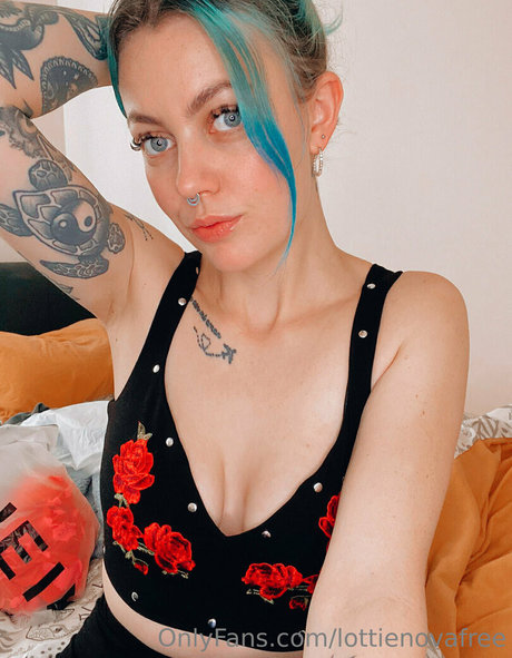 Photo nue de fuite OnlyFans de Lottienovafree