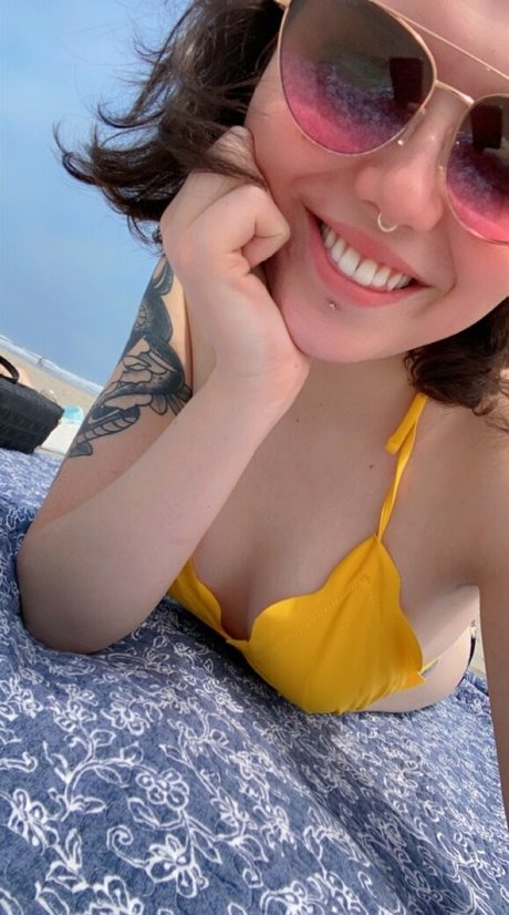 Photo nue de fuite OnlyFans de Bigbellybenni