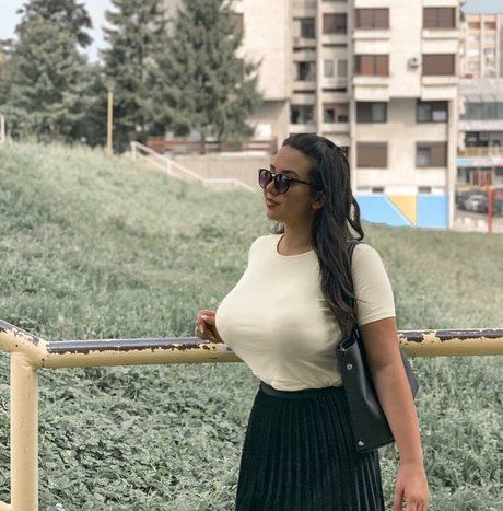Photo nue de fuite OnlyFans de Emina Jahi